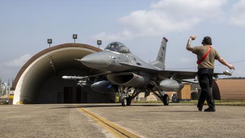 A US Air Force airman signals to an F-16 pilot during exercise Freedom Flag 25-1 at Gwangju Air Base, South Korea, on April 17, 2025. (US Marine Corps photo)