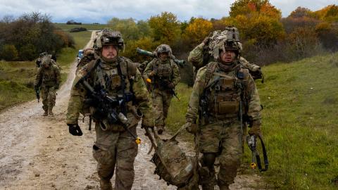 Soldiers of the 101st Airborne Division move toward an objective during exercise Combined Resolve at the Joint Multinational Readiness Center’s Hohenfels Training Area in Germany on October 25, 2025. (US Army)