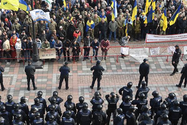 Ukrainian opposition protests outside the parliament building in Kiev calling for anti-corruption reforms, October 17, 2017 (SERGEI SUPINSKY/AFP/Getty Images)