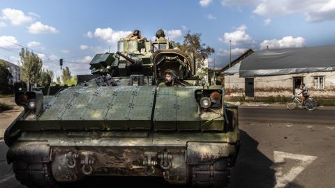 Ukrainian soldiers maneuver a Bradley Fighting Vehicle in the frontline town of Orihiv, Ukraine, on September 17, 2023. (Oliver Weiken via Getty Images)