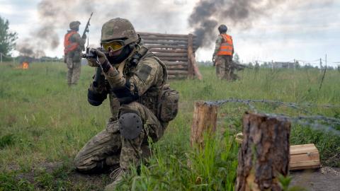 A soldier aims a rifle during a military drill in Kyiv Region, Ukraine. (Ukrinform via Getty Images)