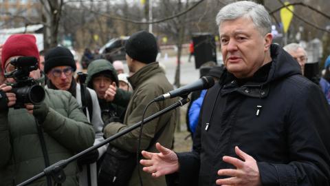  Former President of Ukraine Petro Poroshenko delivers a speech during a commemorative ceremony for the participants of the Revolution of Dignity who perished 10 years ago on the Alley of Heavenly Hundred Heroes on the Heavenly Hundred Heroes Remembrance Day in Kyiv. (Photo credit should read Kirill Chubotin / Ukrinform/Future Publishing via Getty Images)