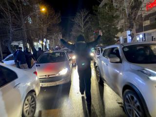 A protester flashes victory signs as traffic slows during demonstrations in Hamedan, Iran, on January 1, 2026. The demonstrations erupted after shopkeepers in Tehran’s Grand Bazaar shut their businesses to protest the sharp fall of Iran’s currency and worsening economic conditions. (Getty Images)