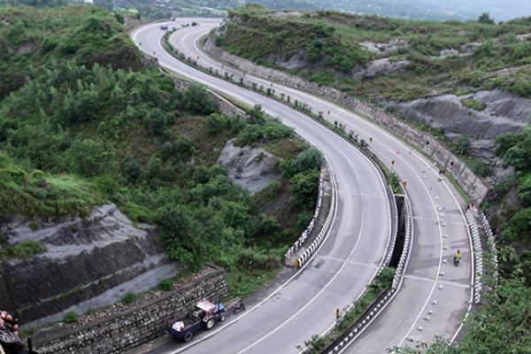 Indian security personnel stand guard overlooking the Jammu-Srinagar highway in Nagrota near Jammu. (Getty Images)