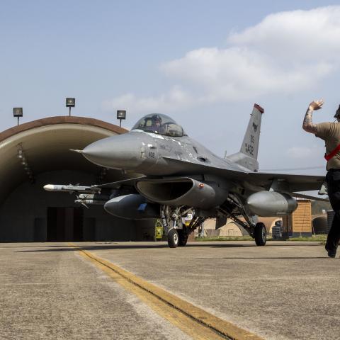 A US Air Force airman signals to an F-16 pilot during exercise Freedom Flag 25-1 at Gwangju Air Base, South Korea, on April 17, 2025. (US Marine Corps photo)